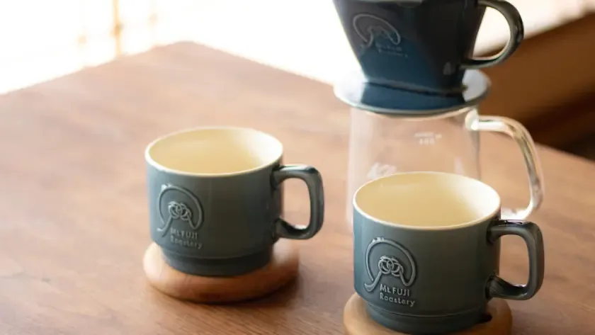 富士山焙煎堂のオリジナルマグカップとドリッパー